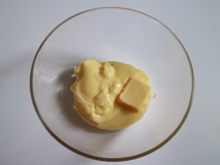 24、日式泡芙蛋糕卷,将克林姆馅倒入打蛋盆中，趁热加入黄油