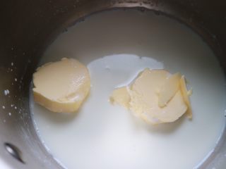 26、日式泡芙蛋糕卷,然后来制作泡芙体，奶锅中放入牛奶与黄油，加热至黄油融化，液体沸腾，关火