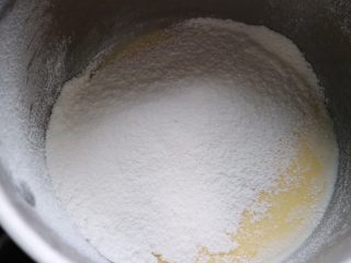 27、日式泡芙蛋糕卷,过筛加入低筋面粉