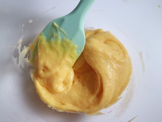 30、日式泡芙蛋糕卷,分次加入全蛋液搅拌均匀，最后面糊的质地要比我们平时做泡芙的时候稍微浓稠一点