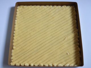 34、日式泡芙蛋糕卷,均匀的斜着挤入烤盘，下一条要压着上一条的底边。这样烤好以后才不会容易散开