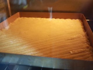 35、日式泡芙蛋糕卷,入烤箱，180度烤18分钟左右，每个人的烤箱不同，所以仅供参考。烤到表面金黄，并且没有小气泡在冒即可