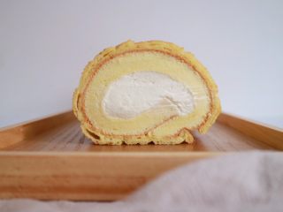 42、日式泡芙蛋糕卷,然后将冷藏定型好的蛋糕体拿出，小心的将泡芙皮包裹住蛋糕体即可