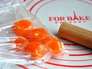 7、金沙奶黄月饼,将蒸熟的咸蛋黄装保鲜袋中。