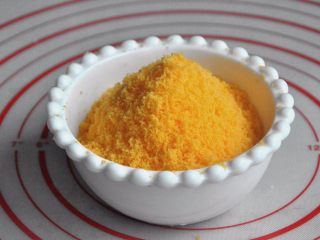 9、金沙奶黄月饼,为了馅的口感更细腻，过一次筛。