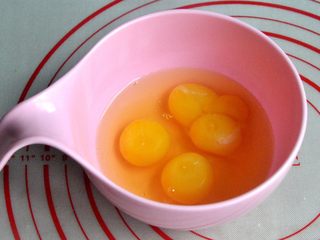 10、金沙奶黄月饼,.鸡蛋打入盆中，有一个是双黄蛋。