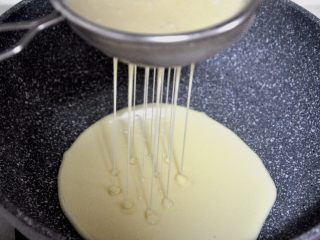 16、金沙奶黄月饼, 给面糊过筛，这样馅的口感会更细腻，直接在锅内进行，我用的麦饭石锅。