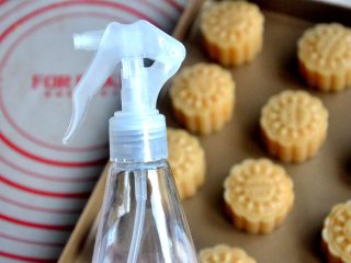 22、金沙奶黄月饼,提前预热烤箱190度，在月饼放入烤箱前，给月饼喷水，防止表皮干裂。