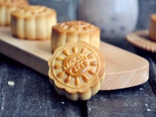 24、金沙奶黄月饼,美美的月饼出炉了，凉透后入冰箱密封冷藏，保质期不超过1周。