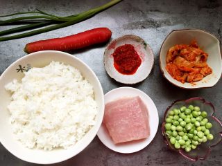 1、炒饭秀+辣白菜炒饭,准备材料如图。