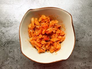 3、炒饭秀+辣白菜炒饭,将辣白菜切小粒。