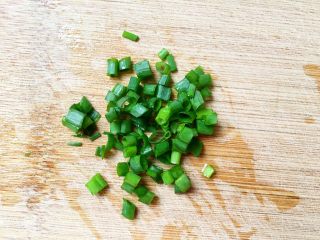 4、炒饭秀+辣白菜炒饭,将小葱切小段备用。