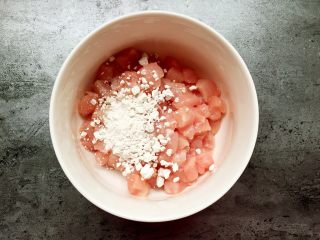 5、炒饭秀+辣白菜炒饭,肉切丁加适量淀粉拌匀。