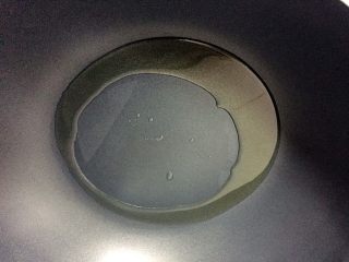 6、炒饭秀+辣白菜炒饭,热锅倒油烧至八成热。