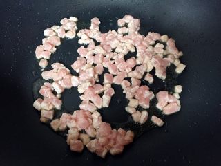 7、炒饭秀+辣白菜炒饭,放入肉丁翻炒变色。