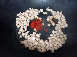 8、炒饭秀+辣白菜炒饭,加入一勺拌饭酱翻炒均匀。