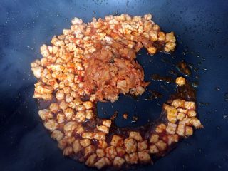 9、炒饭秀+辣白菜炒饭,放入辣白菜翻炒均匀。