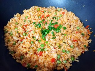 13、炒饭秀+辣白菜炒饭,起锅前放入葱花翻炒均匀。