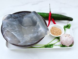 1、凉拌新鲜海蜇,首先备齐所有的食材,白芝麻提前炒香备用。