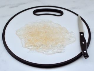 2、凉拌新鲜海蜇,新鲜海蜇洗净后,用刀片成薄片再切细条。