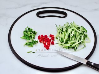 3、凉拌新鲜海蜇,把黄瓜切丝,香菜切段,小米辣切圈。