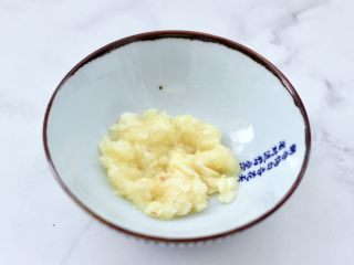 4、凉拌新鲜海蜇,大蒜去皮后,捣成泥状放入容器中。