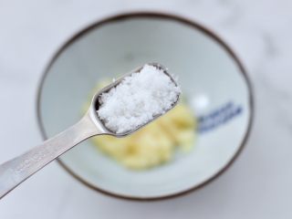 5、凉拌新鲜海蜇,先加入白糖。