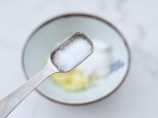 6、凉拌新鲜海蜇,再加入盐调味。