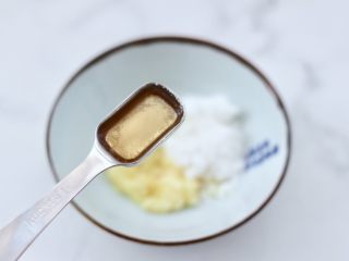 7、凉拌新鲜海蜇,这个时候加入米醋,注意这道菜米醋和白糖是灵魂呀,不能缺少。