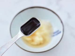 8、凉拌新鲜海蜇,加入味极鲜酱油。