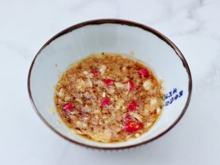 11、凉拌新鲜海蜇,搅拌均匀调料汁就做好了。