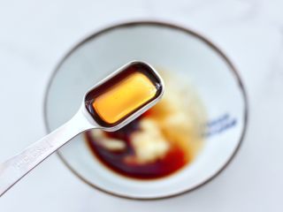 9、凉拌新鲜海蜇,最后加入芝麻油。