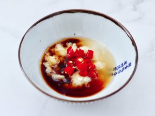 10、凉拌新鲜海蜇,把切圈的小米辣放入容器里。