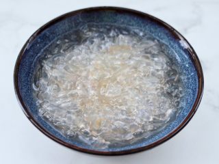 12、凉拌新鲜海蜇,把切细条的新鲜海蜇放入容器里。