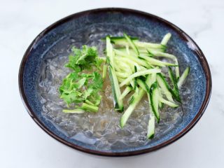 13、凉拌新鲜海蜇,上面放上香菜段和黄瓜丝。