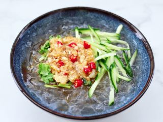 14、凉拌新鲜海蜇,再倒入调制好的调料汁。