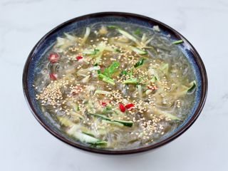 15、凉拌新鲜海蜇,混合搅拌均匀后,撒上白芝麻即可。