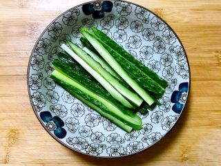 6、寿司,黄瓜切成5㎜宽的小条
