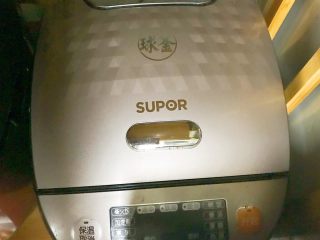 9、寿司,放入电饭锅中煮成米饭