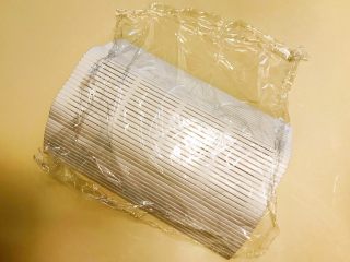 13、寿司,取一块保鲜膜放在寿司帘子上