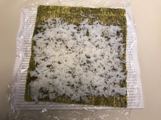 15、寿司,在海苔上均匀的放上薄薄的一层米饭