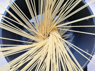 1、芝士彩蔬意面,先将意面放锅里,加适量水,大火煮八分钟