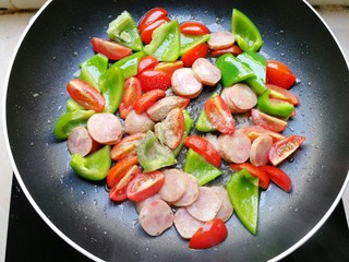 10、芝士彩蔬意面,这时加入少许胡椒粉和盐