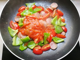 11、芝士彩蔬意面,再加入两汤匙披萨酱,翻炒一下