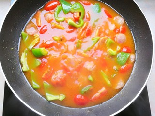 12、芝士彩蔬意面,然后加入适量开水,煮一下蔬菜