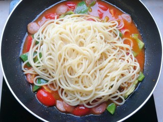 13、芝士彩蔬意面,汤汁变浓稠时,放入刚刚煮好的意面,翻拌一下