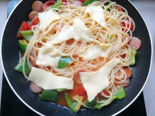 14、芝士彩蔬意面,然后加入芝士片,芝士片预热会融化,意面翻炒入味就可以出锅啦