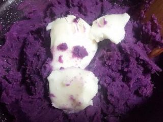 1、紫薯蛋黄酥,紫薯上蒸锅煮熟弄成泥，放锅里加猪油和糖，炒至抱团即可，若紫薯太干可在炒的过程中加少量水。