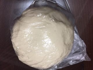 2、紫薯蛋黄酥,油皮的所有材料放在面包桶内启动揉面程序揉25分钟左右，装保鲜袋密封静置40分钟。