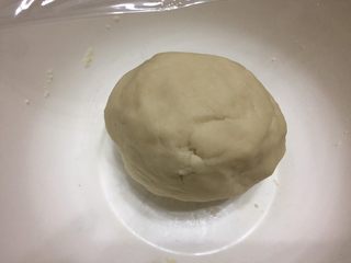 3、紫薯蛋黄酥,油酥的材料同样揉成面团装保鲜袋放一边静置备用。